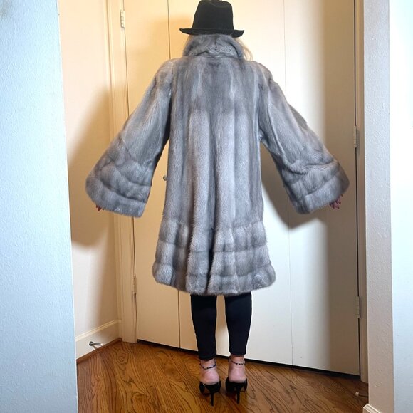 Cionili 1976 Silverblue Iris mink Mint condition Coat $7000 - Picture 14 of 16